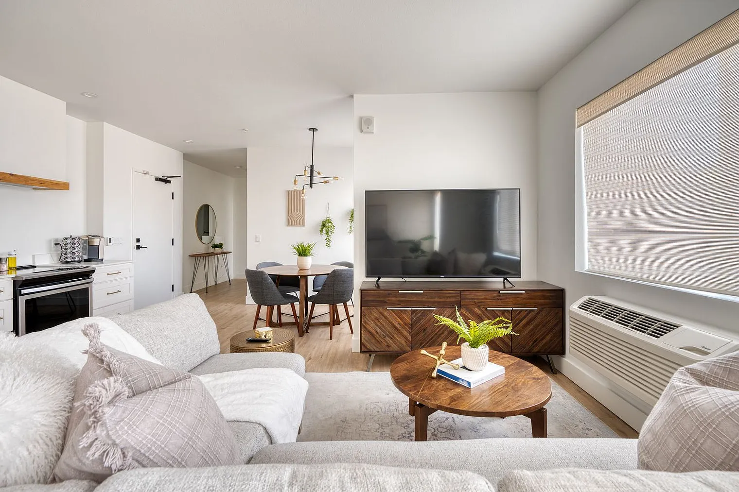 2 bed, 1.0 bath, 742 sqft, $3,234 — Photo 3