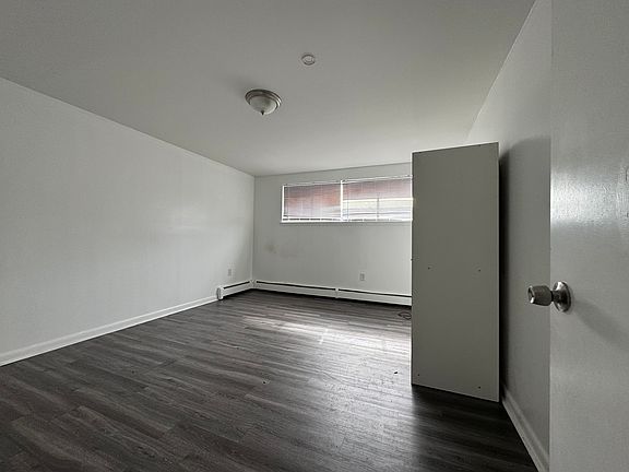 4th image of 100-210 Benton St