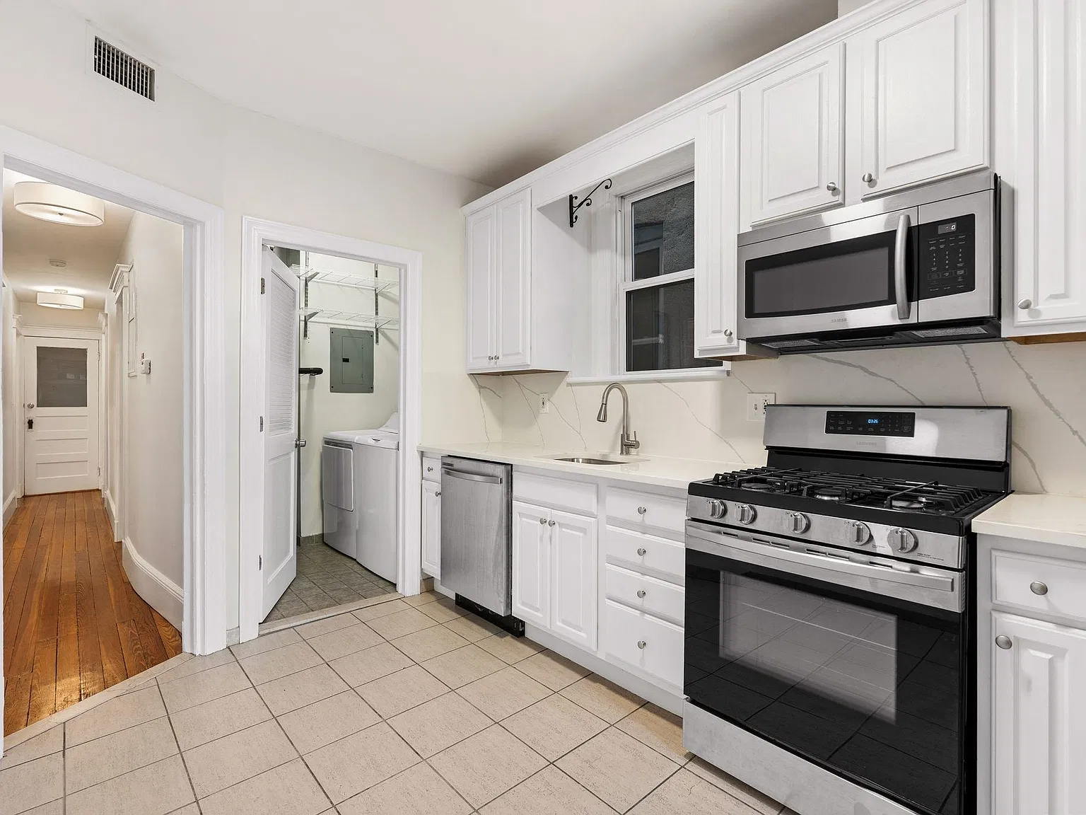 2 bed, 1.0 bath, $3,200 — Photo 2