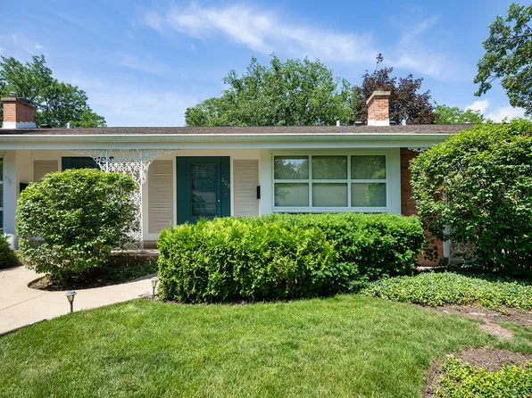 608 Carriage Hill Dr, Glenview, IL 60025