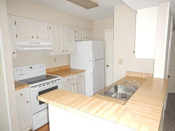 2nd image of 2944 Manhattan Blvd Unit 207