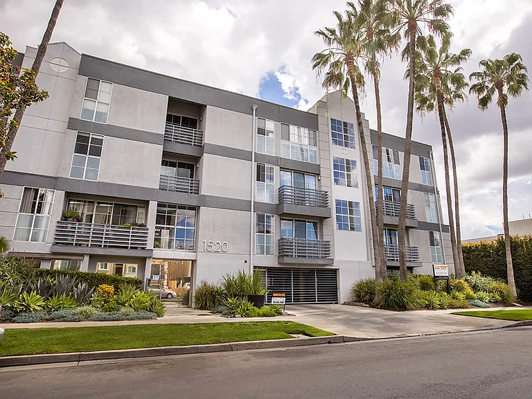 Front of South Hayworth Lofts.