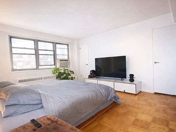 4th image of 215 Adams St APT 17J