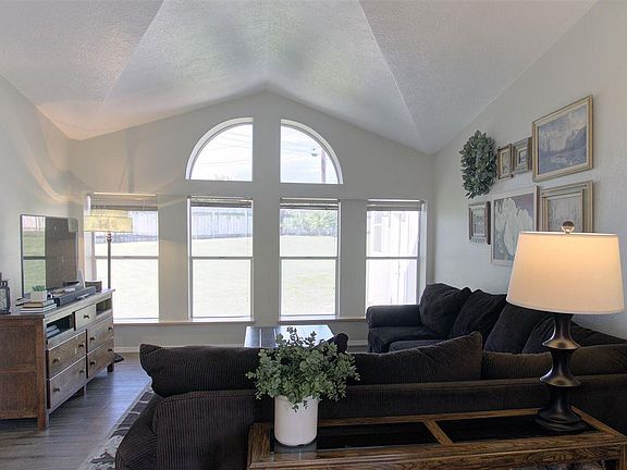 3rd image of 4403 Arlington Dr