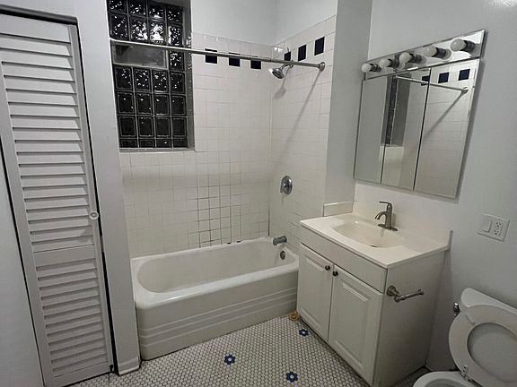 4th image of 3142 W Fullerton Ave APT 2