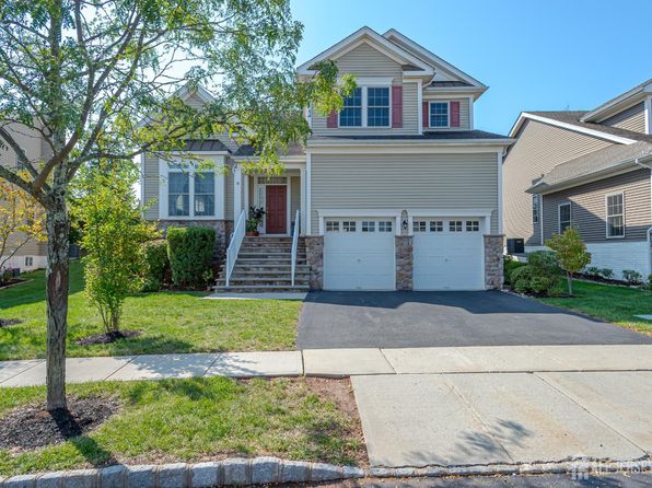 8 Comstock Ln