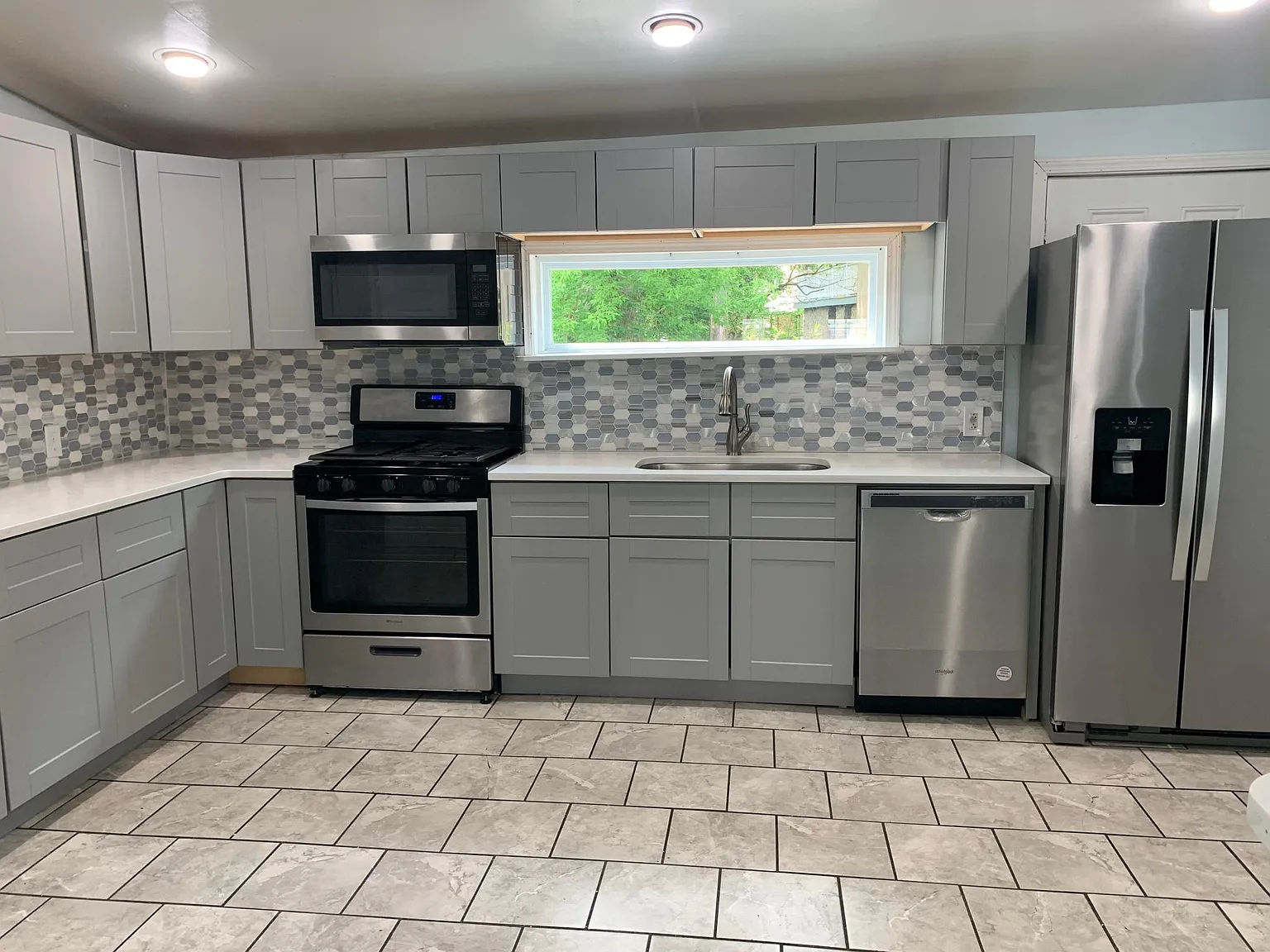 3 bed, 1.5 bath, 1440 sqft, $2,235 — Photo 2