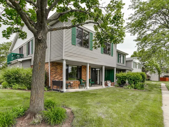 335 Pierce Ct, Vernon Hills, IL 60061