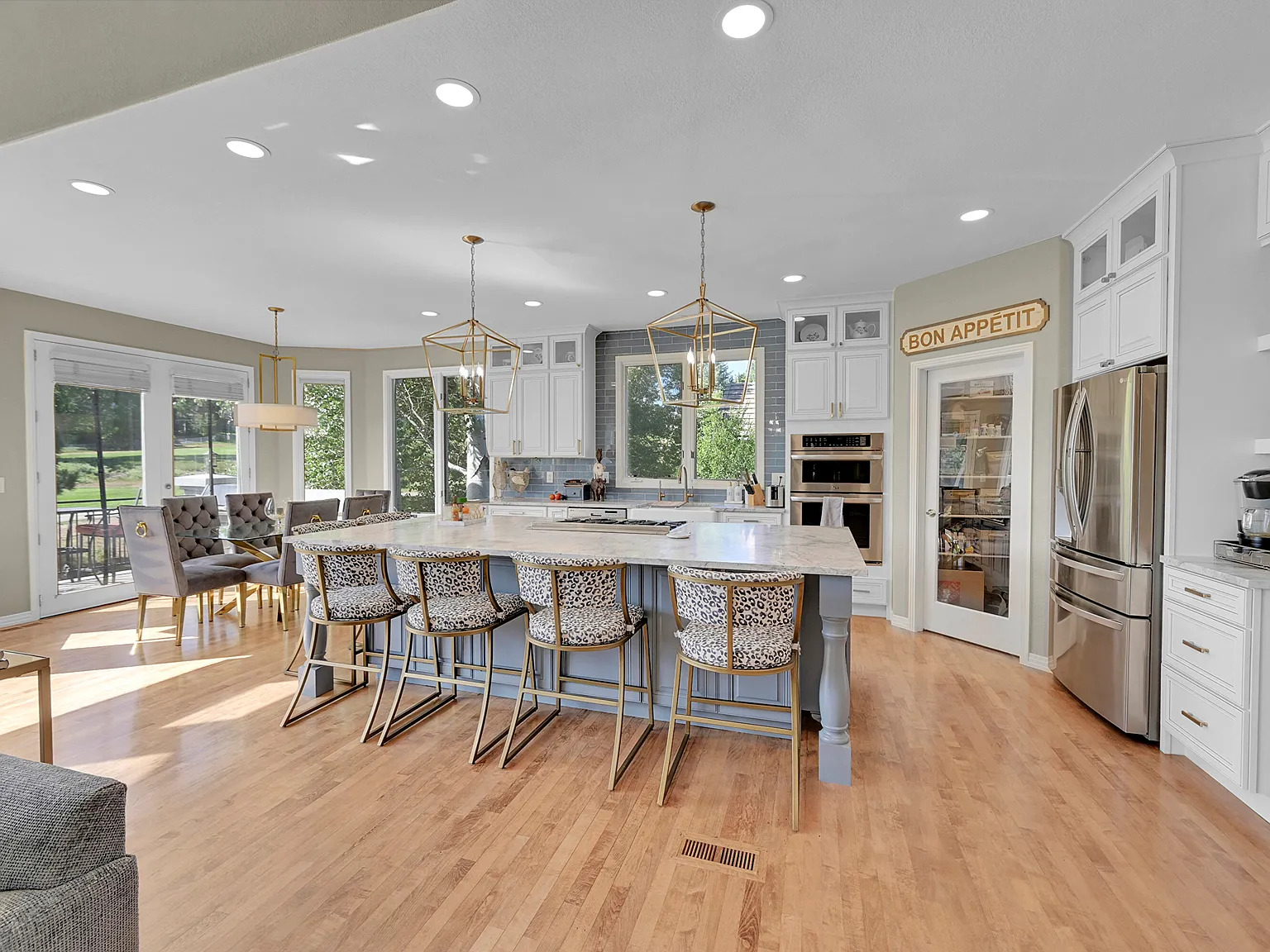 3 bed, 3.5 bath, 4578 sqft, $5,000 — Photo 2