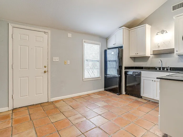 3528 Rogers Ave — Photo 6