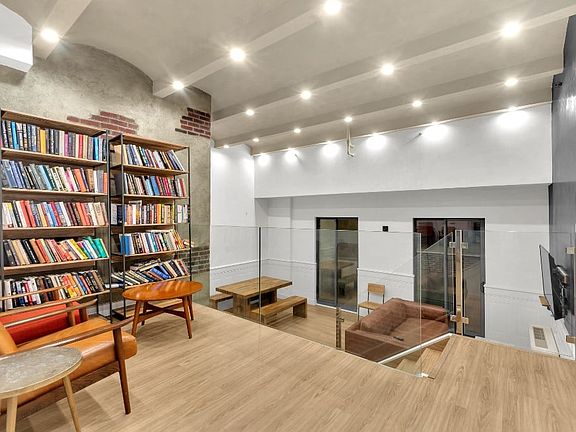 5th image of 210 E 22nd St APT 3D