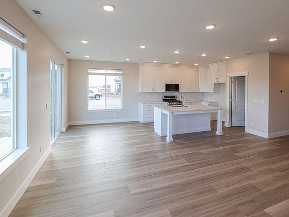 4th image of 2846 N Grant Ave