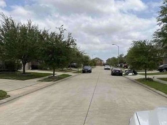 Exterior Neighborhood (street photo)