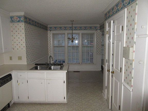 5th image of 824 Binker Dr