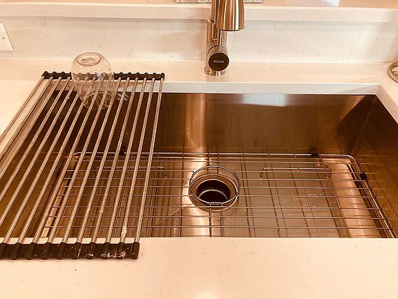 Undermount sink