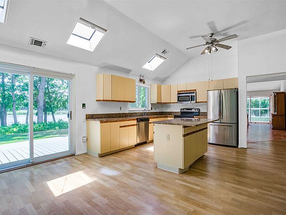5th image of 245 River Dr