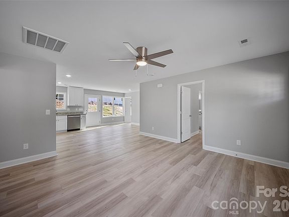 4th image of 301 W 9th St