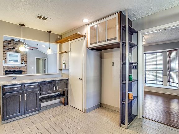 3rd image of 1421 Knob Hill Dr