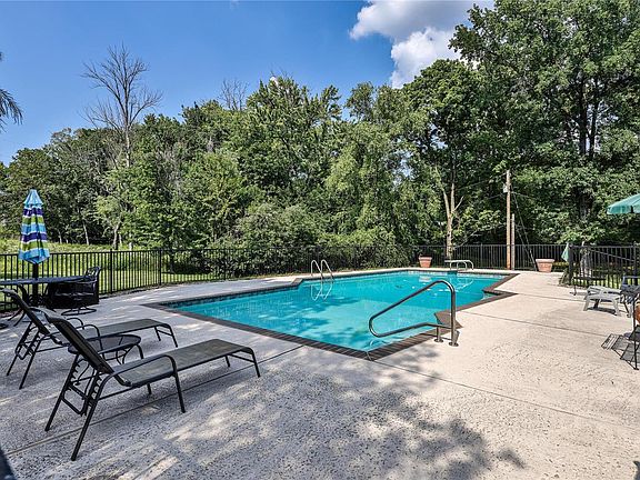 5th image of 10 Mosley Acres