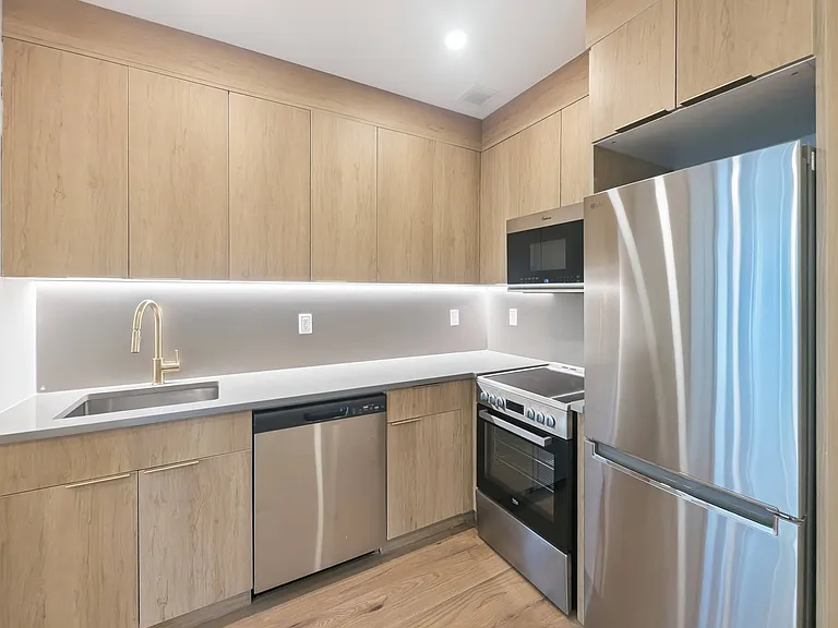31-61 Vernon Blvd #4G — Photo 3