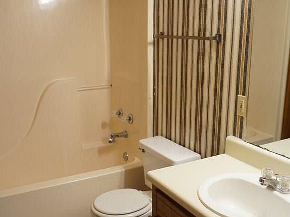 5th image of 8430 Country Walk Dr APT D