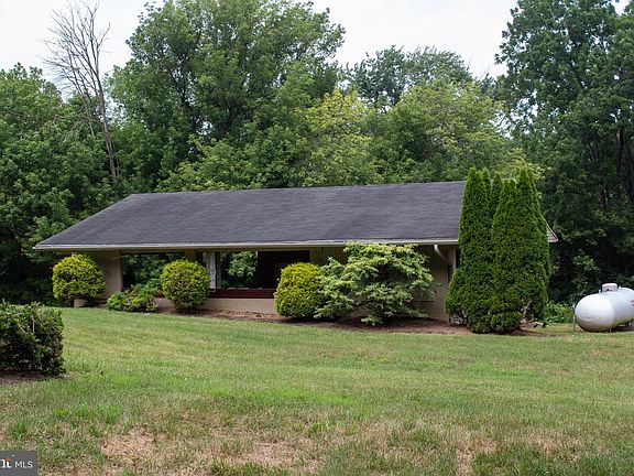 3rd image of 204 Herrville Rd