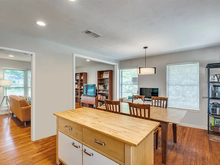 9222 Livenshire Dr — Photo 6