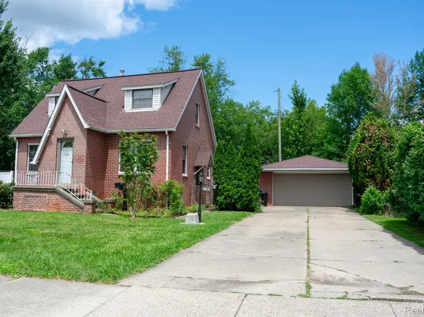 22193 Blackburn St, Saint Clair Shores, MI 48080