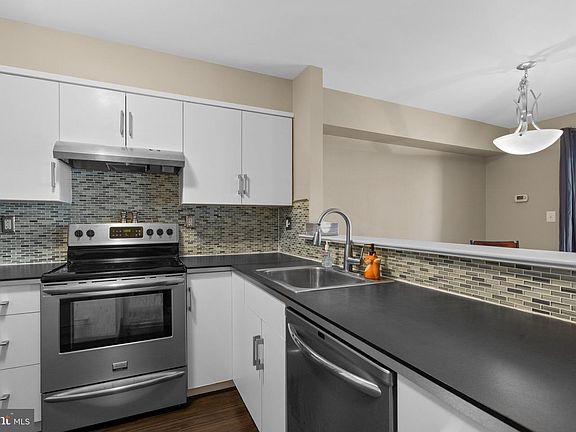 5th image of 1043 Warwick Ct