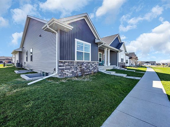 3rd image of 2459 Rookwood Ln
