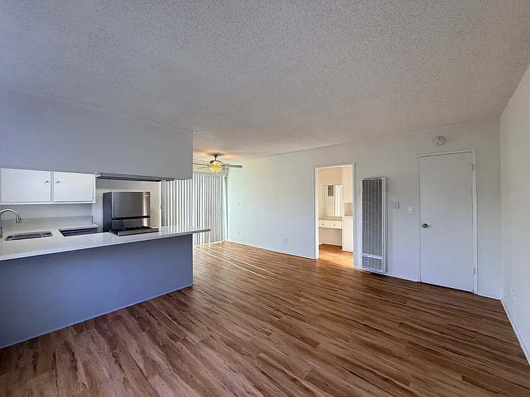 4855 Lexington Ave #13 — Photo 9