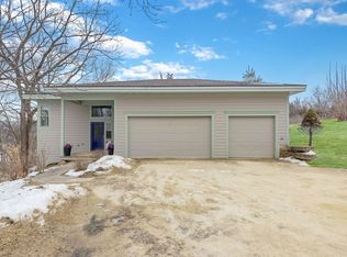 1 Waterford Dr, Galena, IL 61036