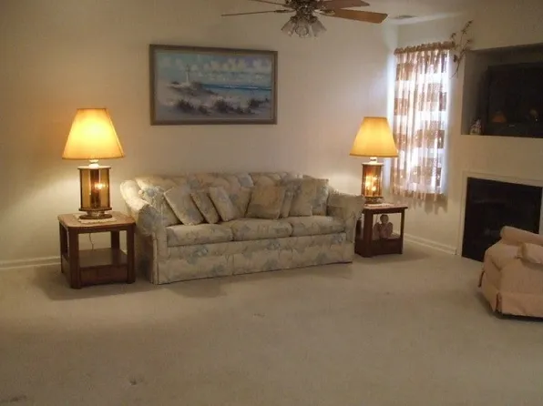 640 Honeybrook Cir, Stewartsville, NJ 08886