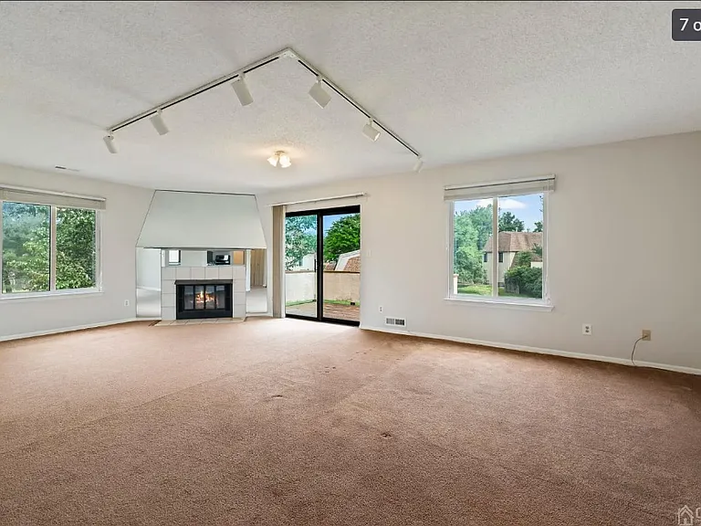 28 Carriage Pl — Photo 7