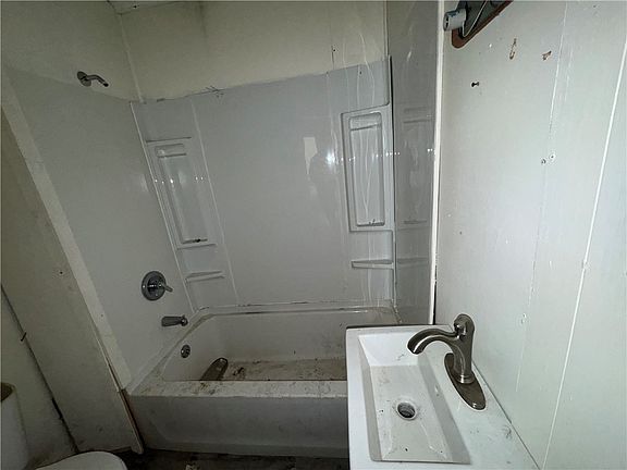 5th image of 252 Catalpa St