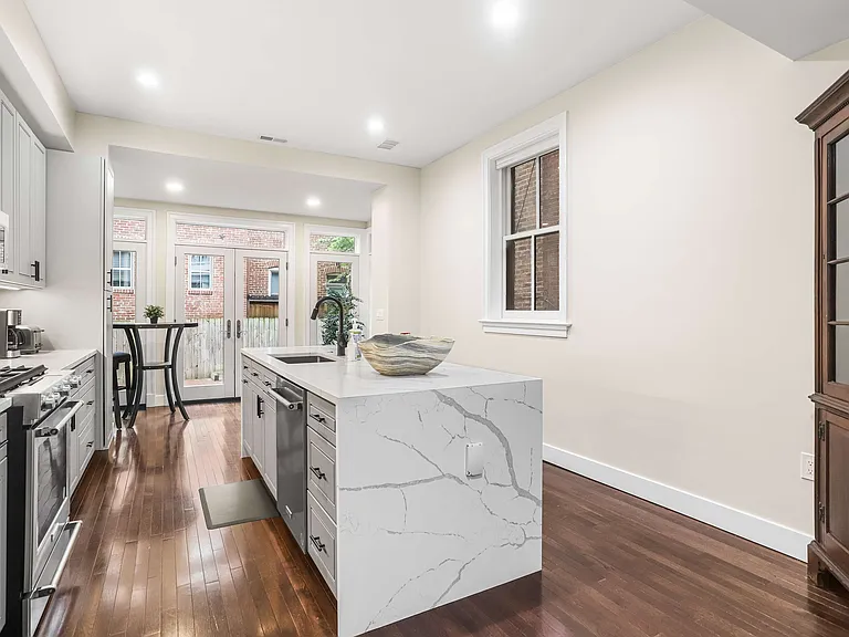 327 E Capitol St SE #2 — Photo 13