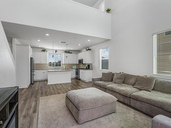 5th image of 484 Tibbetts St