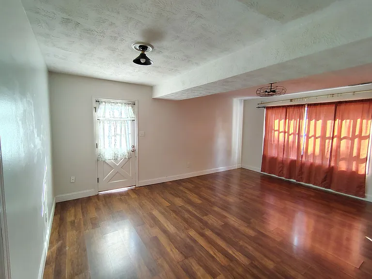 515 Farmview Dr — Photo 6