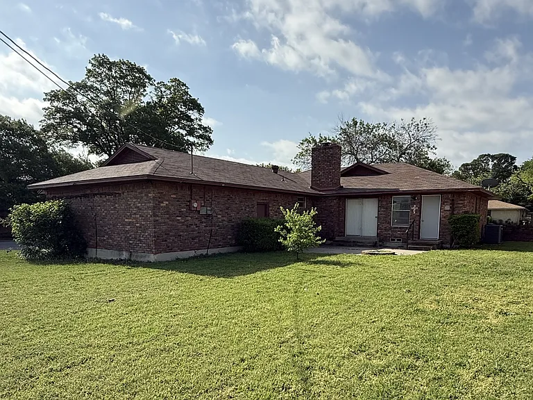 1402 Linden Dr — Photo 18