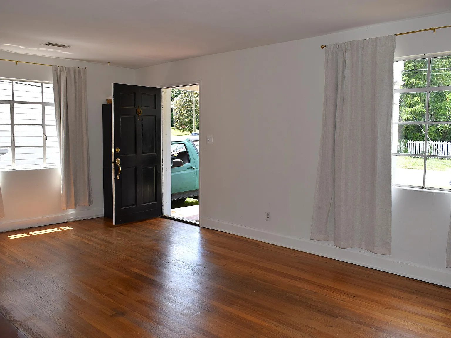1208 Hickman Road - B — Photo 2