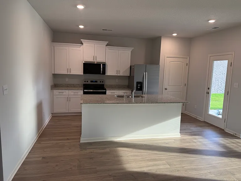 94 Gateway Dr — Photo 2
