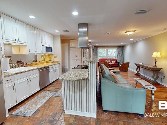 5th image of 303 Vanderbilt Dr