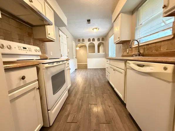 718 S Deerfield Cir, Arlington, TX 76015