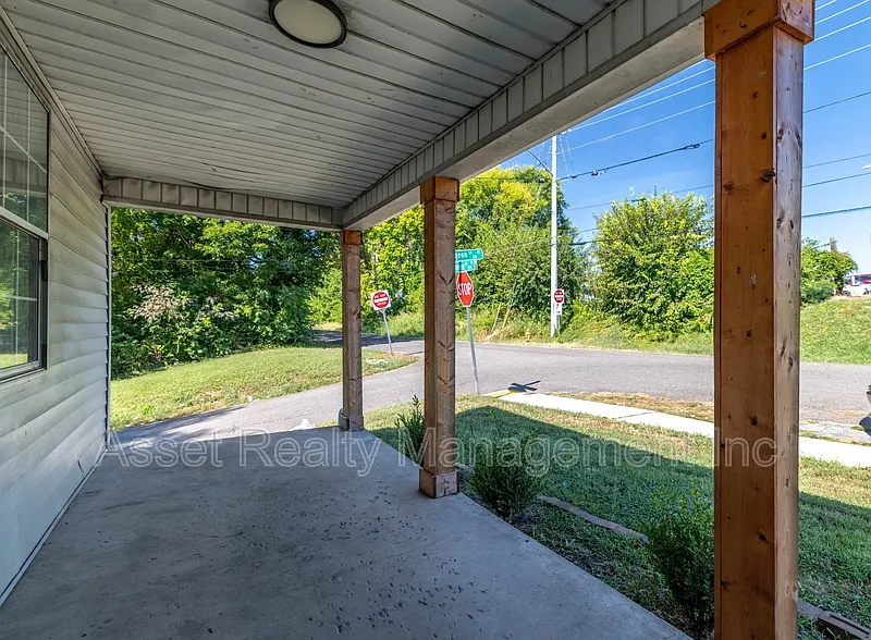 3 bed, 1.0 bath, 1022 sqft, $1,645 — Photo 4