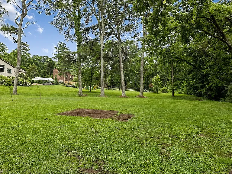 8013 Wikle Rd E — Photo 24
