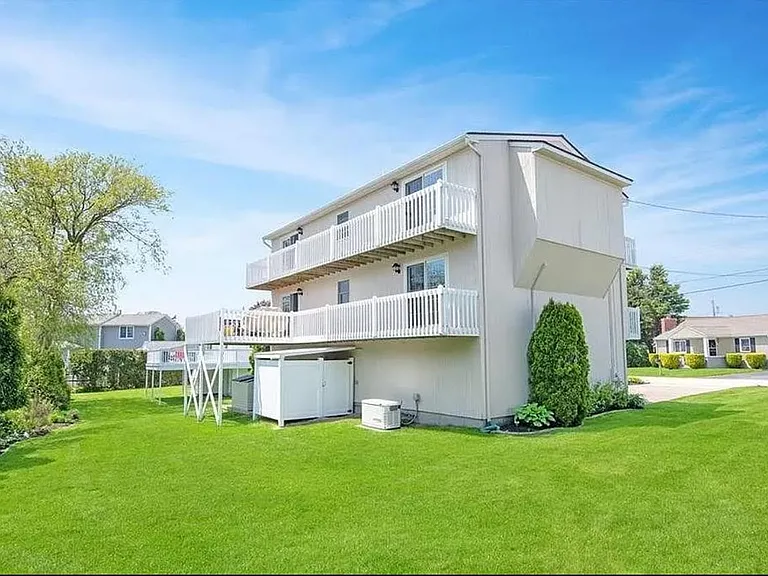9 Redwood Dr — Photo 1