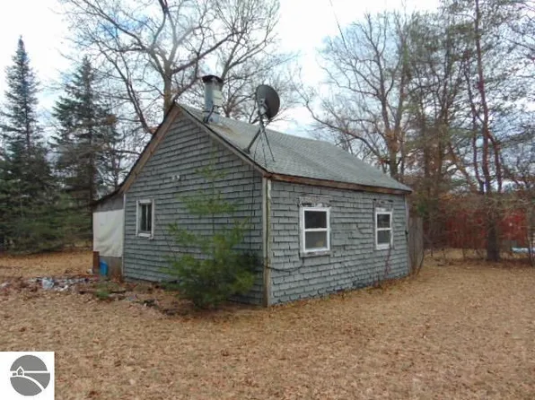 290 N Temple Dr, Harrison, MI 48625