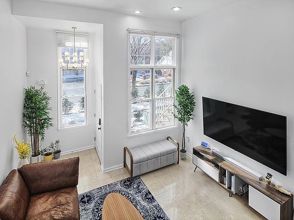 4th image of 395 Kingston Ct