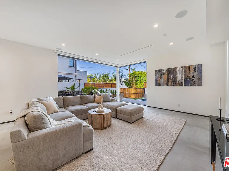 200 N Doheny Dr — Photo 42