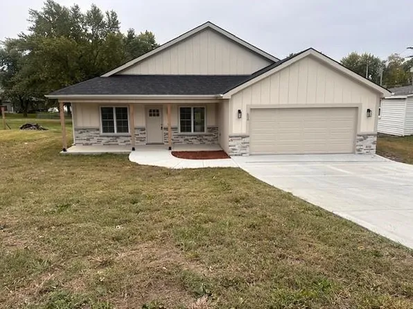 606 E 3rd St, Cameron, MO 64429